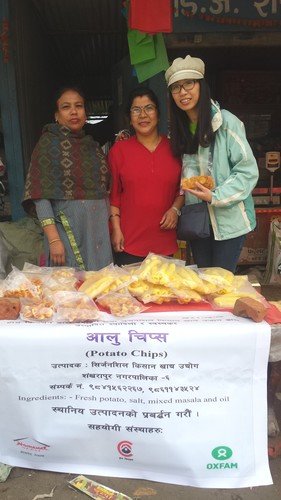 今年再到尼泊爾，李寶琪見証地震後樂施會的生計項目，如何助當地人建立生計。圖中的婦女是合作社成員，她們向樂施會申請購入爐具和包裝工具，製作香辣炸薯片，增加農產品的價值。（攝影︰樂施會）